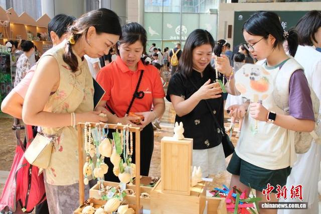 浙江杭州：安吉竹文化展吸引游客
