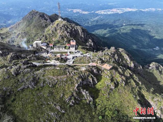 福建龙岩：双髻山别样地质风景吸引游客