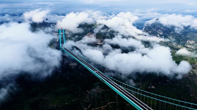 一座桥能有多好玩？207米电梯载你直冲云端喝咖啡、跑道竞速、无绳蹦极……世界第一高桥游玩攻略→