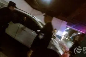 婴儿误触钥匙被困车内 崂山民警破窗火速救援图片