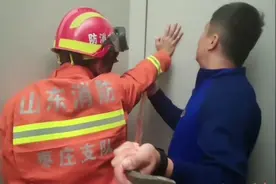 果然视频|两岁男童误锁房门被困，消防员破门施救图片