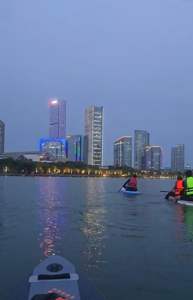 游客救起一对在苏州独墅湖划桨板时落水的年轻巴基斯坦夫妻，他们被救时都请求先救救另一半