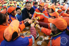 重庆大哥20年请环卫工人吃饭：帮助别人自己也收获了快乐图片