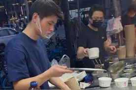 90后小伙摆摊卖炒饭一年净赚50万？媒体：“创富故事”看看就好了图片