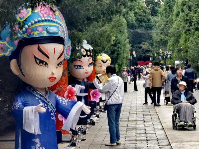 天气渐凉、热情依旧！游客打卡京城公园热度不减