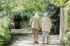 评点新闻：落实父母护理假是全社会的事图片