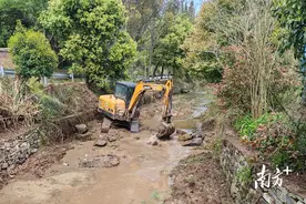 为河道“舒筋活络”！连州镇开展水塘河道清淤图片