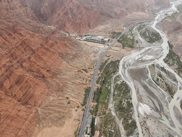 新疆独库公路正值旅游旺季(2)