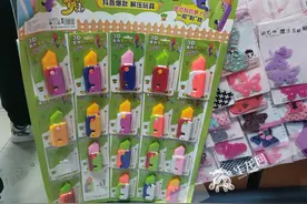 “萝卜刀”在重庆中小学周边热销，孩子们扎堆“玩刀”引担忧图片