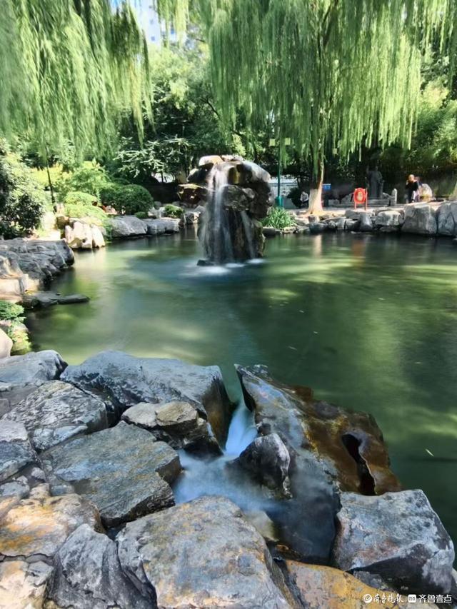 月牙泉飞瀑，五龙潭观鱼