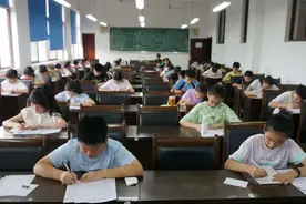 310名考生展示纸上“功夫” 省社会艺术书法考级自贡考点有序开考图片