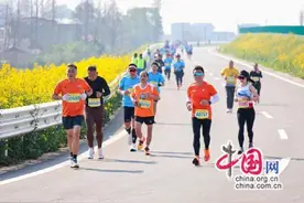 3500人跑进金色油画 南县小龙虾盛宴引爆狂欢图片