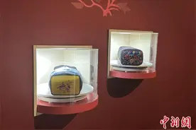 南越王博物院展出200余件织绣枕顶藏品图片