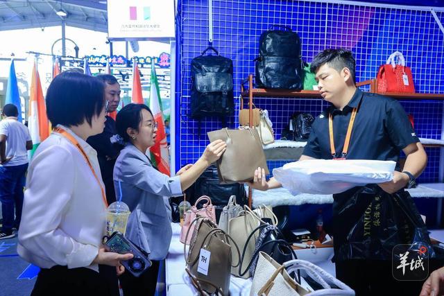 第十届“炫彩世界”开幕，一站打卡全球风情｜2025年服贸会