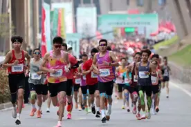 中国青年，自信奔跑图片