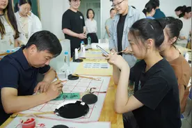 “马到成功”“前程似锦”……书法家和青少年共写美好祝福图片