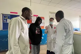 援外日记｜乌干达医护感受到了微创手术的优势与魅力图片