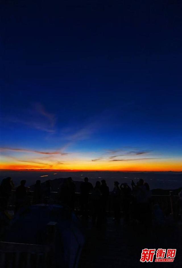 长沙游客凌晨两点爬祝融峰，只为了记录下南岳日出美景