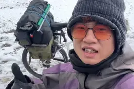 不住店不搭车，小伙带60斤装备骑行西藏，最大感受只有一个字图片