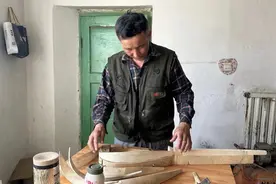 哈巴河县：钟情冬不拉制作的手艺人—叶尔肯·朱马泰图片
