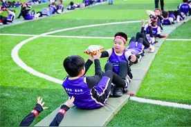 全员“趣”运动！抢运零食、滚大球、投包入框……校园运动会还能这么玩图片