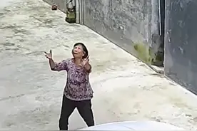 3岁女童阳台上摇摇欲坠，邻居奶奶着急地举起双手，接下来……图片