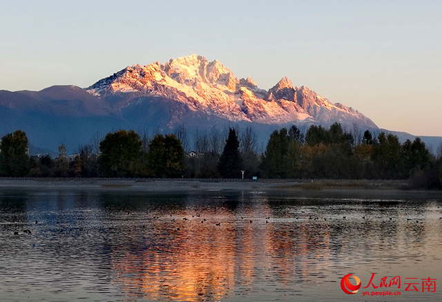 丽江玉龙雪山冬日限定版“日照金山”美如画