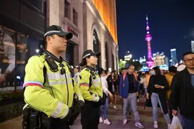 上海外滩人从众，风景竟是他们！网友直呼：这也太帅了吧图片