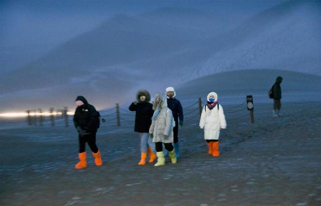 敦煌再迎降雪，游客邂逅沙雪共舞