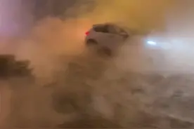 石家庄供热管道破裂致热水漫灌马路，连夜抢修后逐步恢复供热图片