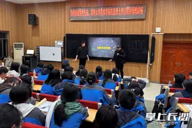 清华美院博士回母校长铁一中，分享逐梦历程激励在校学子图片