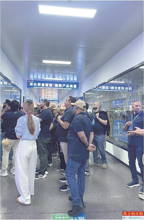 老外逛粤港澳:看永庆坊吃姜撞奶咂摸中国味　访工厂谈生意商务旅游两不误