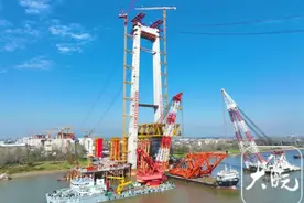 550吨！G3铜陵长江公铁大桥架梁吊机成功整体转场 系国内首次图片