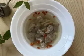 立冬时节，温阳散寒的当归羊肉煲，是秋冬交接之时滋补必备品图片