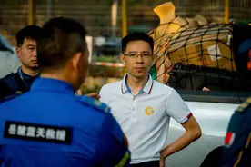 潇湘晨报增援记者与中国救援队星夜奔赴曼德勒：刚下车就赶往救援现场，记者一度中暑图片
