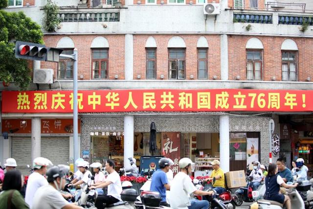 氛围拉满！古城刷屏了，最美中国红！