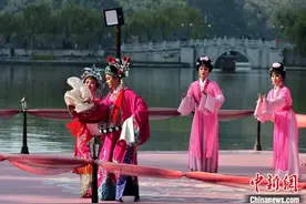 福州：越剧演员水上表演独具浪漫图片
