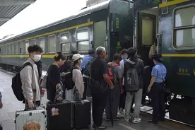 兖州火车站细化各项服务措施 确保旅客出行安全有序图片