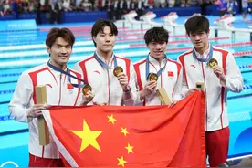 中国队在男子混合泳接力赛中历史性夺冠 打破美国队超40年金牌垄断图片