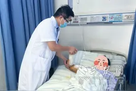 路边的“野蜂”你不要采！男子凌晨引蜂回家筑巢酿蜜 不慎失足坠树摔成多处骨折图片