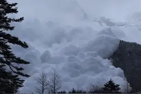 梅里雪山突发雪崩！景区回应图片