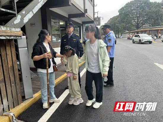 国庆游张家界|张家界国家森林公园门票站：游客走失速化解 国庆暖心忙护航
