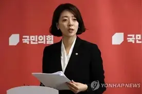 突发！韩国一女议员首尔街头被人击中后脑勺图片