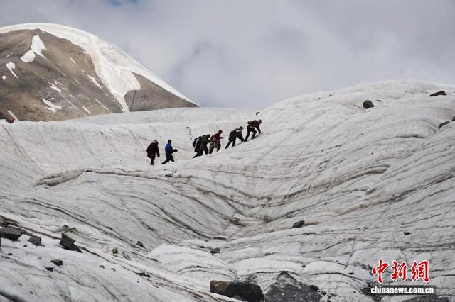 青海果洛阿尼玛卿雪山“天路”跨越五十载