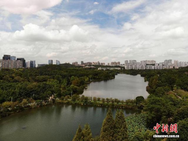 贵阳观山湖公园：风光旖旎生态美 秋色渐浓引客来
