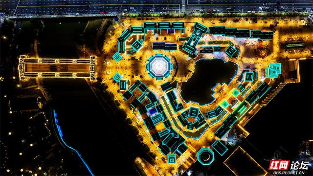 秋游时刻丨请看！这座被火车“拖”来的城市，如今已灯火璀璨