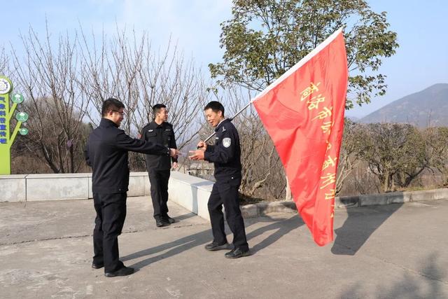 喜迎警察节丨商州公安举行“警徽耀顶峰 忠诚护平安”登山活动