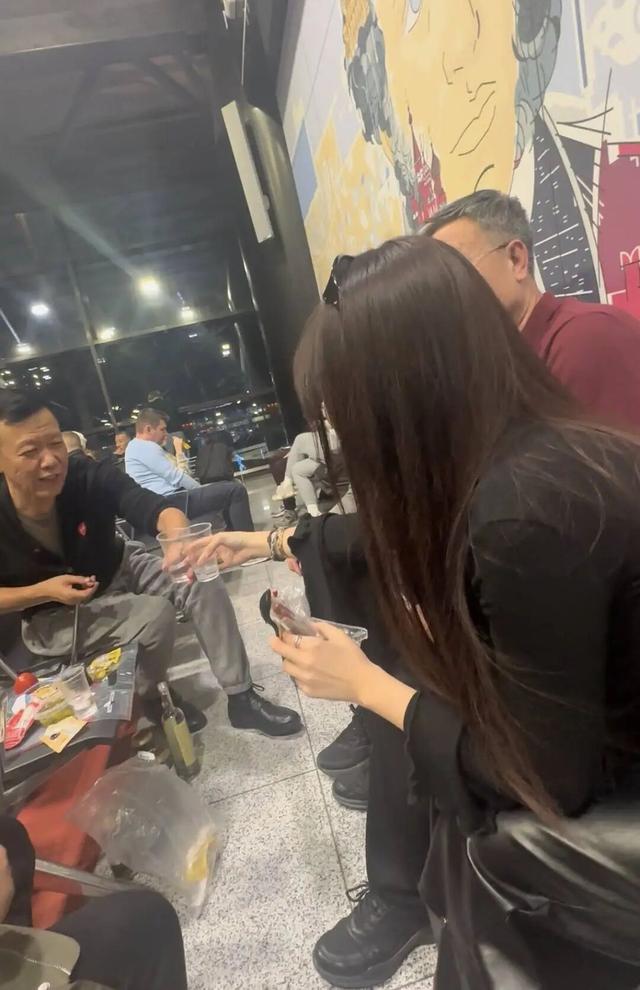 00后勇闯夕阳红老年团，被当“团宠”！有人直呼找到了“神仙旅游搭子”