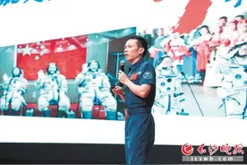 一次次挑战生命极限 英雄航天员汤洪波到雅礼中学讲述航天故事图片