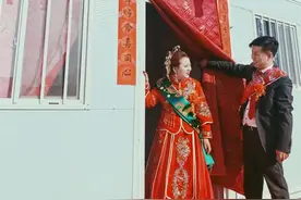 青海民和：一场在安置板房里举行的特殊婚礼图片